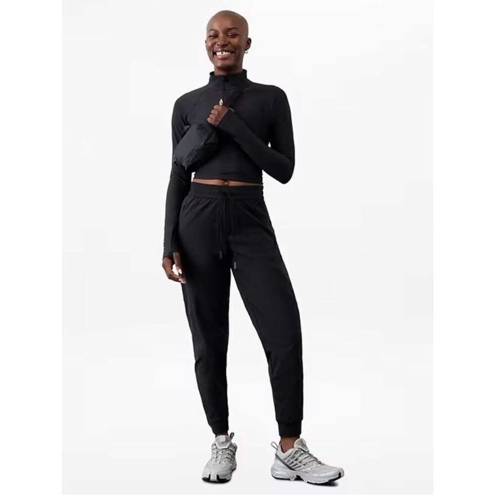 Athleta Trekkie Relaxed Mid Rise Jogger Pant in Black Size Small